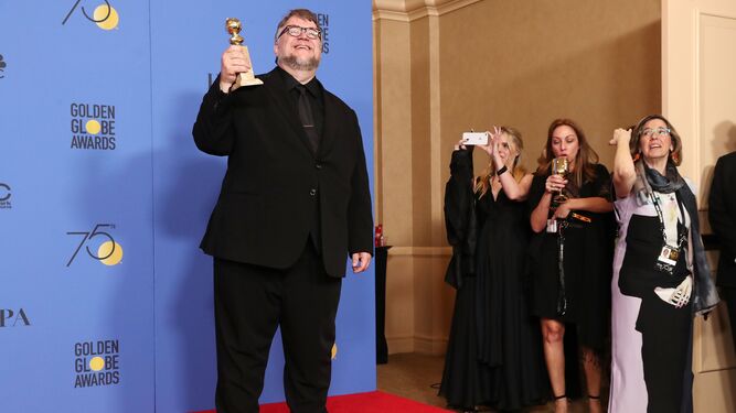 Guillermo del Toro con su estatuilla a mejor director por 'La forma del agua'.