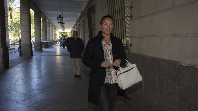 La juez María Núñez Bolaños llega a los juzgados de Sevilla en una imagen reciente.