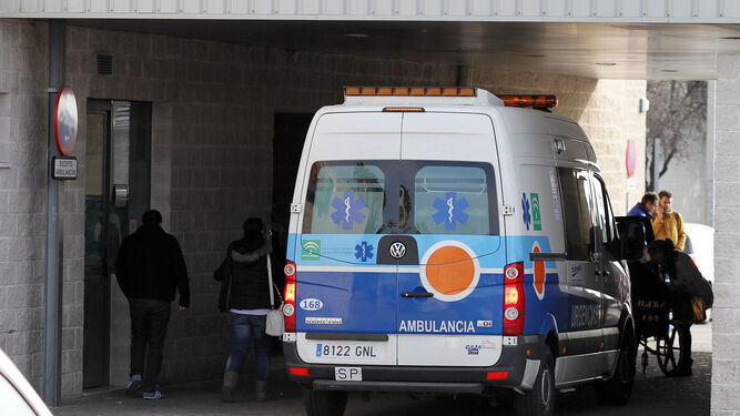 Una ambulancia llega a la entrada de Urgencias del Juan Ramón.