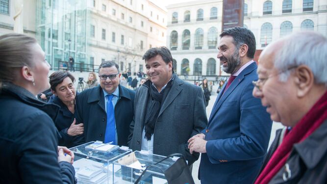 Cruz y Fernández, tras inaugurar la acción promocional a las puertas del Reina Sofía, donde se proyectó un vídeo y los viandantes escribieron postales de Huelva.