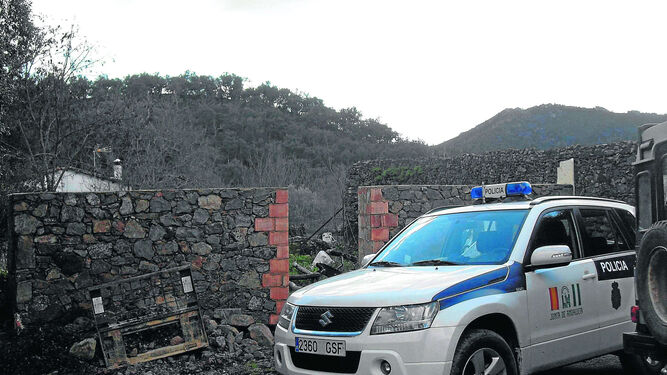 Un vehículo de la Policía Autonómica ante una casa rural sancionada en la Sierra de Huelva.