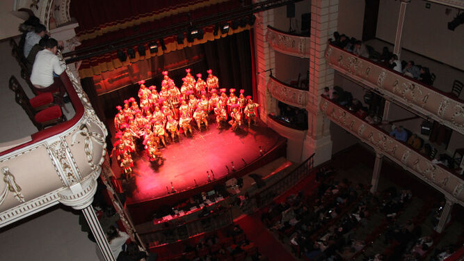 La primera agrupación de la noche en el escenario del Gran Teatro.