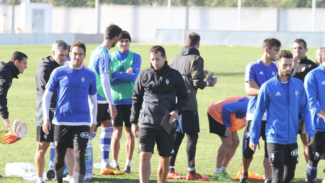 Ángel López -en el centro, con una carpeta-, rodeado de jugadores y miembros de su cuerpo técnico, ayer en la Ciudad Deportiva.