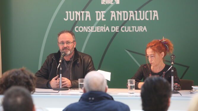 Uberto Stabile presenta a Eva Vaz en la inauguración del ciclo Letras Capitales.