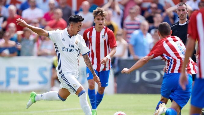 Segura se dispone a golpear el balón durante un encuentro con el juvenil del Real Madrid.