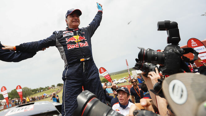 Carlos Sainz celebra sobre su Peugeot el triunfo en el Dakar 2018.