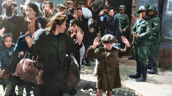 Fotografía de judíos del gueto de Varsovia destinados al exterminio.
