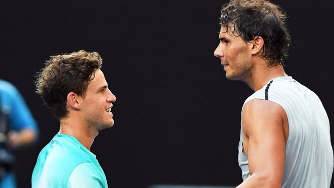 Rafael Nadal y Diego Schwartzman se saludan tras el triunfo del español en Melbourne.