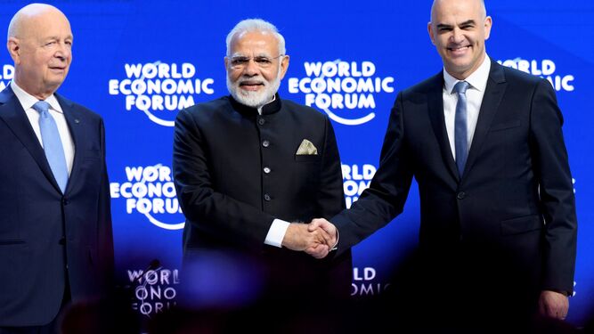 Narendra Modi saluda a Alain Berset; junto a ellos el presidente del FEM, Klaus Schwab, ayer en Davos.