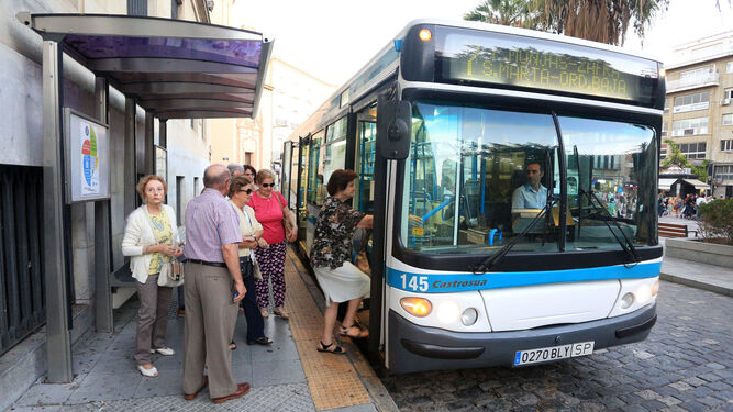 Un autobús recoge a vecinos en la parada de la Plaza de las Monjas.
