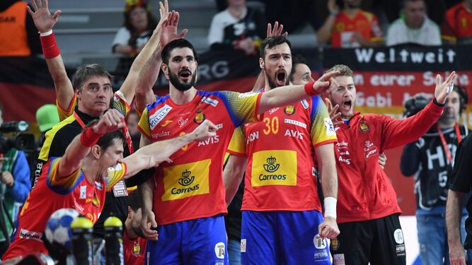 Los jugadores de la selección española celebran el triunfo ante Alemania y el pase a las semifinales del torneo.