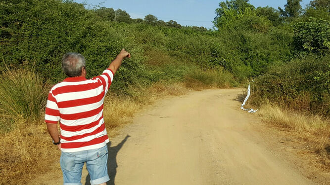 Un vecino señala el camino de la finca Calero, donde se produjeron los hechos en 2016.