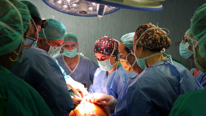 Personal sanitario en una intervención quirúrgica en el Infanta Elena.