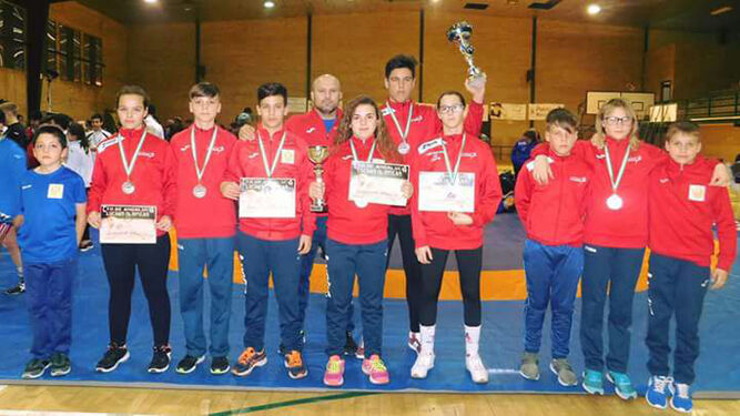 El Club de Lucha El Campeón conquistó en Carmona ocho oros que dan el billete directo para el Nacional.