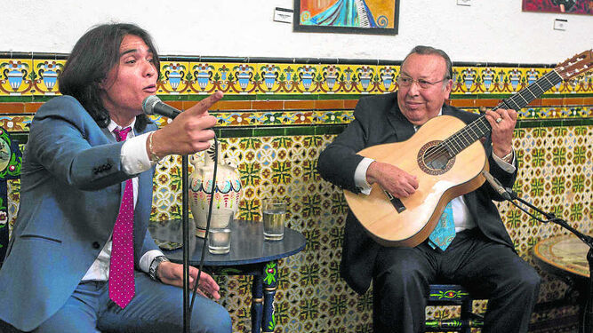 El cantaor con Paco Cepero a la guitarra, en la Venta de Vargas.