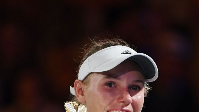 Caroline Wozniacki abraza el trofeo.