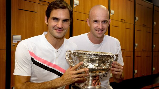 Roger Federer y su entrenador, Ivan Ljubicic, posan con el título australiano.