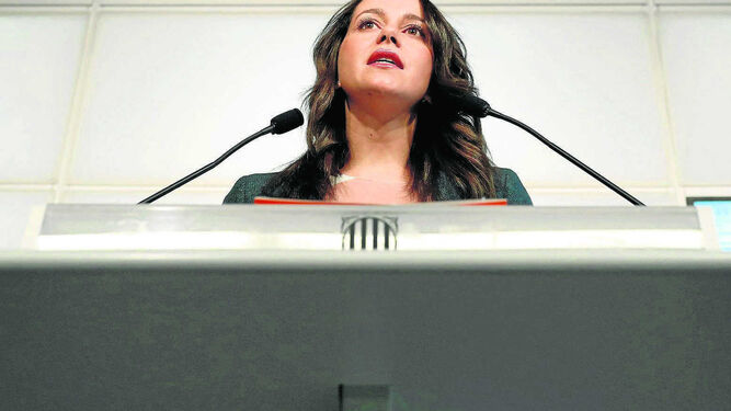 La líder de Ciudadanos en Cataluña, Inés Arrimadas, durante la comparecencia que ofreció ayer en el 'Parlament'.