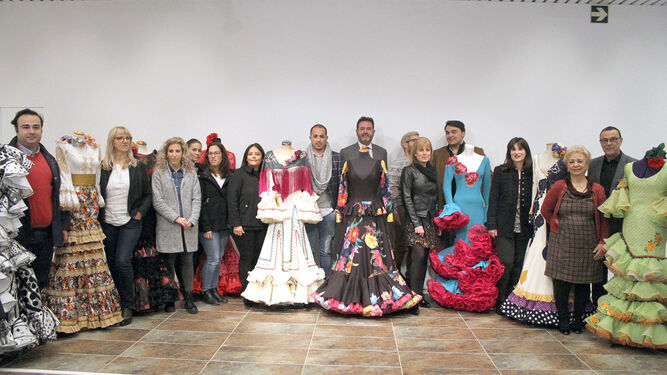 Foto de familia con Ignacio Caraballo, Manuel Jesús Rojas y varios de los diseñadores onubenses.