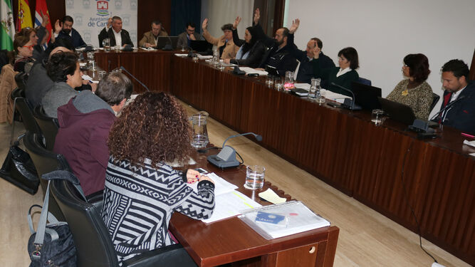 Votación en el Pleno municipal celebrado ayer en Cartaya.
