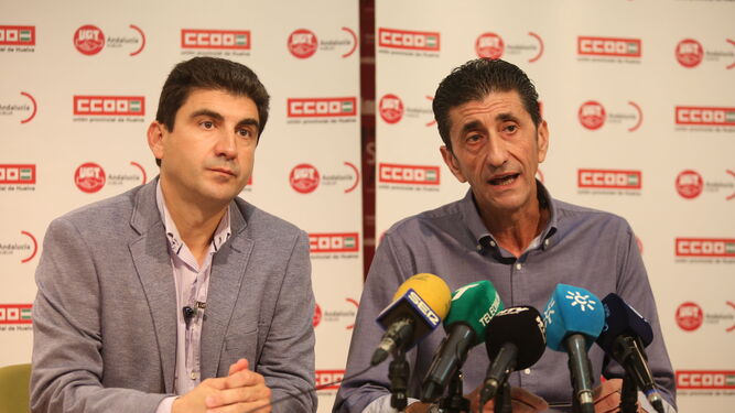 Emilio Fernández (i), secretario general de CCOO en Huelva y su homólogo de la UGT, Sebastián Donaire.