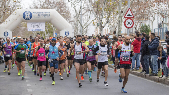 Cientos de atletas toman la salida de la Media Maratón de Huelva desde los aledaños del polideportivo Andrés Estrada de la capital onubense.