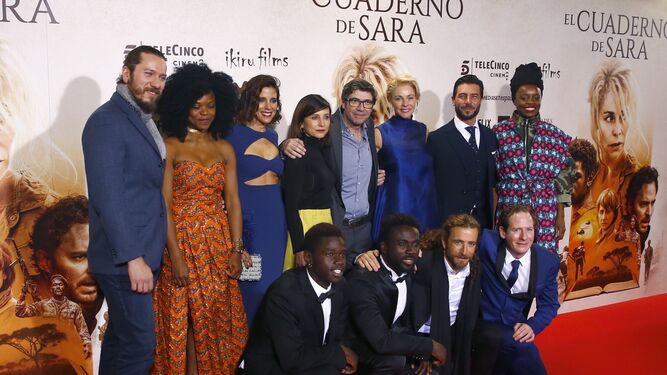 Miembros del equipo y reparto de la película 'El cuaderno de Sara', dirigida por el gallego Norberto López Amado, posan en el estreno en Madrid.
