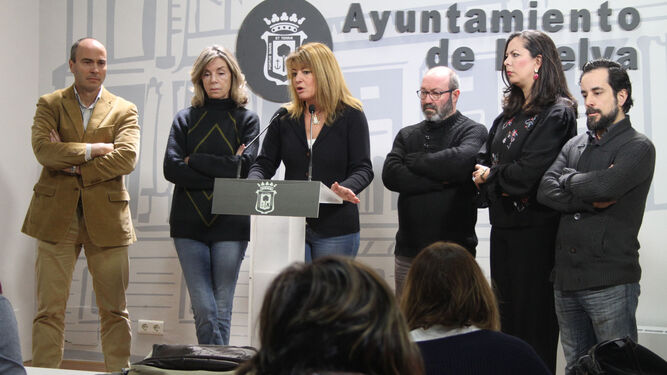 Rafael Gavilán, Blanca Romay, Pilar Miranda, Pedro Jiménez, María Martín y Jesús Amador comparecen en el Ayuntamiento capitalino.