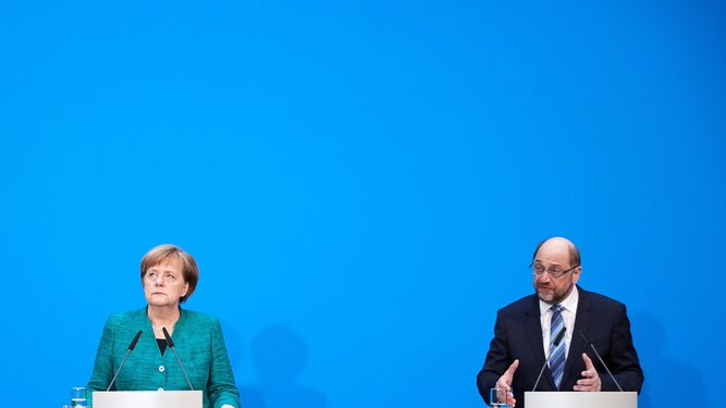 La canciller alemana, Angela Merkel, y el líder del SPD, Martin Schulz, durante una rueda de prensa tras la ronda de negociaciones, ayer en Berlín.