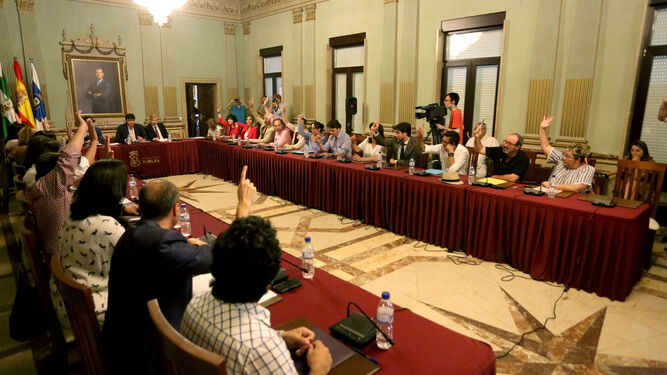 El pleno del Ayuntamiento de Huelva vota a favor de la expropiación de la entidad recreativista en junio de 2016.