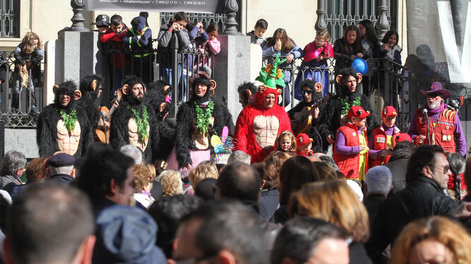 Im&aacute;genes del Pasacalles de grupos de carnaval por las calles del centro durante el transcurso de la ma&ntilde;ana