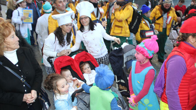 Im&aacute;genes del pasacalles del Carnaval Colombino por las calles del centro