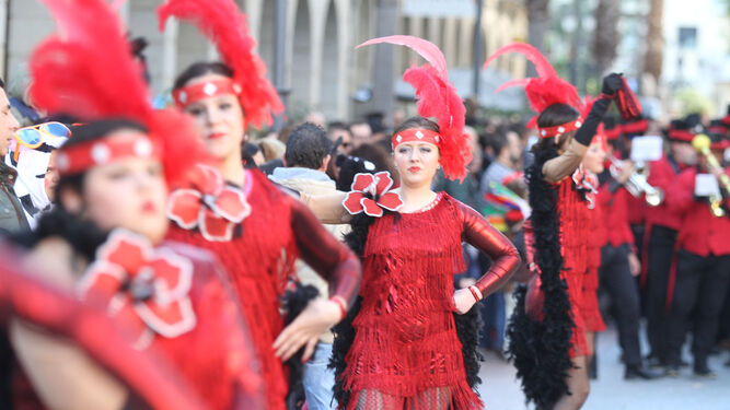 El desfile carnavalero lo abrió ayer un grupo que rememoraba los locos años 20, que marcaron el ritmo con sus coreografías desde su salida en la Plaza de las Monjas.