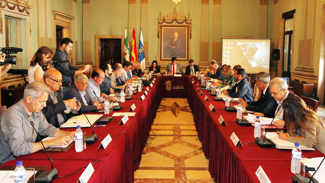 Celebración de una reunión de la Mesa de Fosfoyesos en el Salón de Plenos del Ayuntamiento de Huelva.