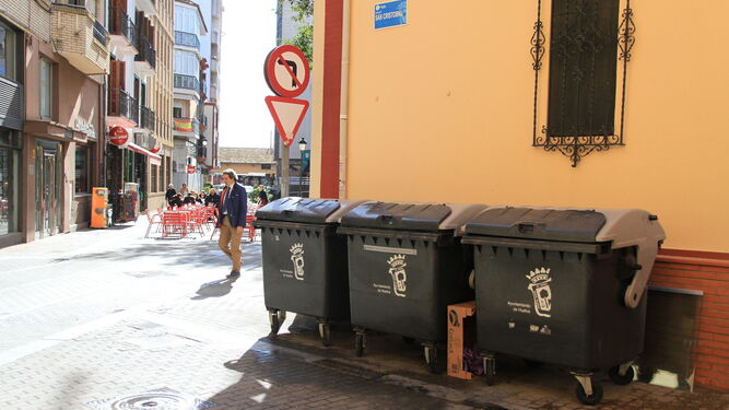 Contenedores en la calle San Cristóbal, donde se pondrá en marcha el nuevo servicio de recogida de residuos.
