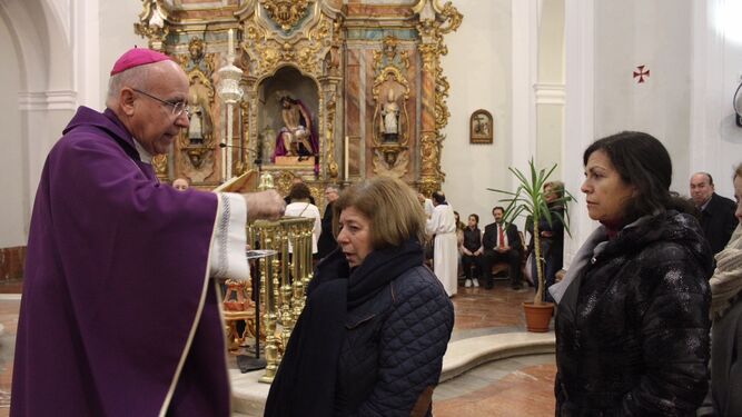 El obispo de Huelva, José Vilaplana, impuso ayer la ceniza en la Santa Iglesia Catedral.