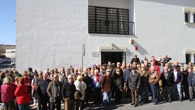 Los jubilados, socios del Centro Social y Club de pensionistas Cristina Pinedo, a las puertas de la sede en señal de protesta por el abandono de la cafetería.