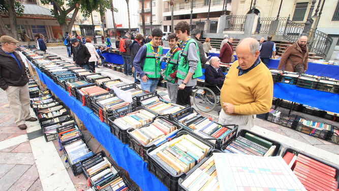 Numerosas personas se acercan hasta la Plaza de las Monjas para comprar libros, CD y DVD, y ayudar  así al proyecto solidario de la Asociación Ayre Solidario