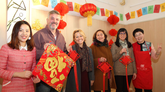 Las profesoras chinas junto a los alumnos celebran el Año Nuevo.