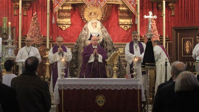 El obispo José Vilaplana, durante la eucaristía del 50 aniversario de la bendición de la Virgen de los Dolores.