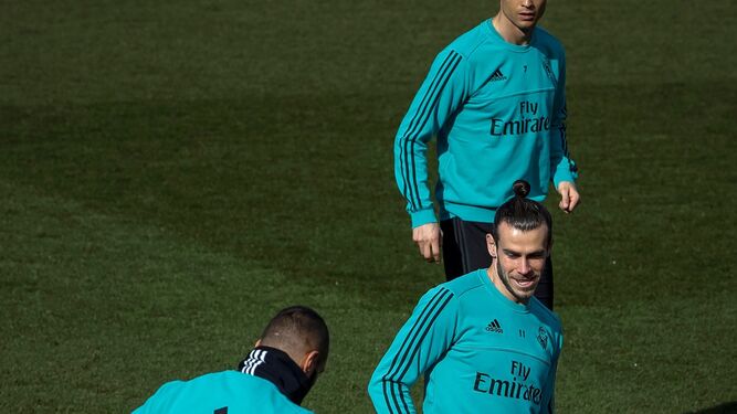 Benzema y Bale se ejercitan durante el entrenamiento madridista de ayer.