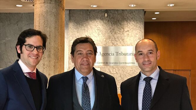 El presidente de la entidad, Manolo Zambrano, flanqueado por los consejeros Carlos Hita y José Antonio García Zambrano en las dependencias de la Agencia Tributaria en Madrid.