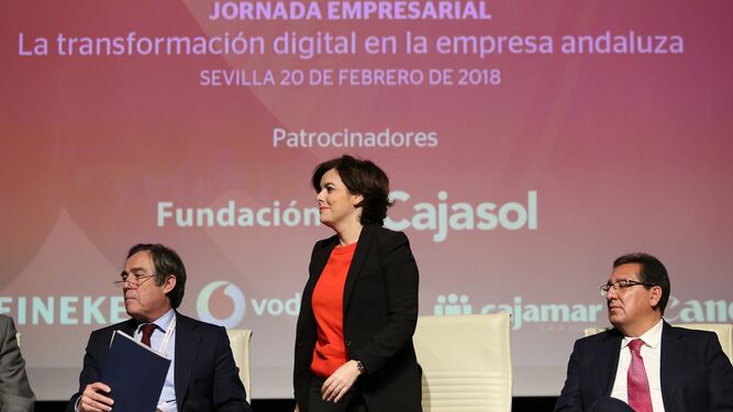 Ricardo Pumar, Soraya Sáenz de Santamaría y Antonio Pulido, ayer, en la Fundación Cajasol, en Sevilla.