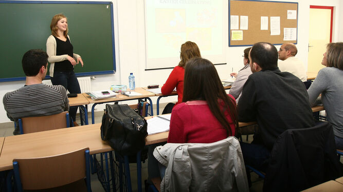 Una docente imparte clases en la Escuela de Idiomas.