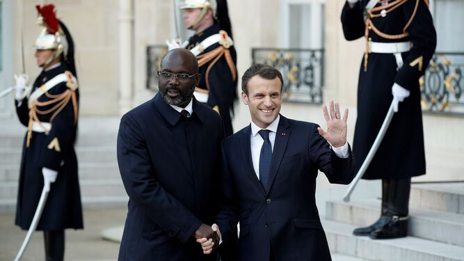 El presidente galo, Emmanuel Macron, se despide de su homólogo de Liberia, George Weah, tras un almuerzo en el Palacio del Elíseo en París.