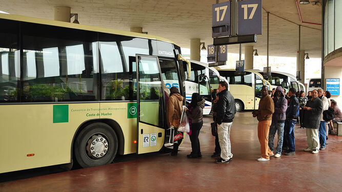 Usuarios esperan para subir a un autobús en la estación de Huelva.