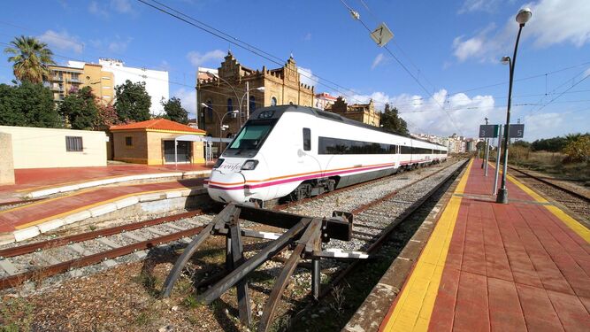 Un tren en uno de los andenes de la estación de Renfe de Huelva.