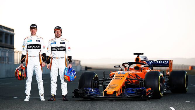 Vandoorne y Alonso junto al nuevo MCL33