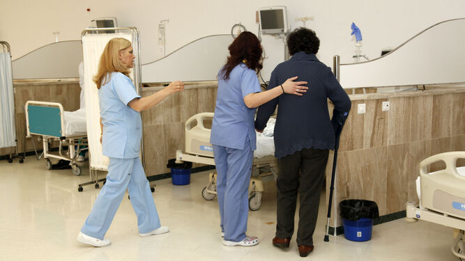 Una paciente es atendida en el hospital Virgen de la Bella de Lepe.