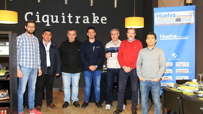 Los invitados de la Tertulia Deportiva, Carlos González y los contertulios posan en el Ciquitrake.